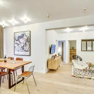 Central & Stylish Renovated Parisian Apt / 6-8 Guests Parijs